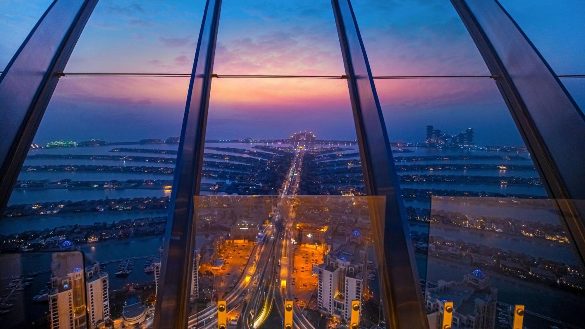 The Palm Tower, Nakheel Mall, Palm Jumeirah Dubai Exterior photo